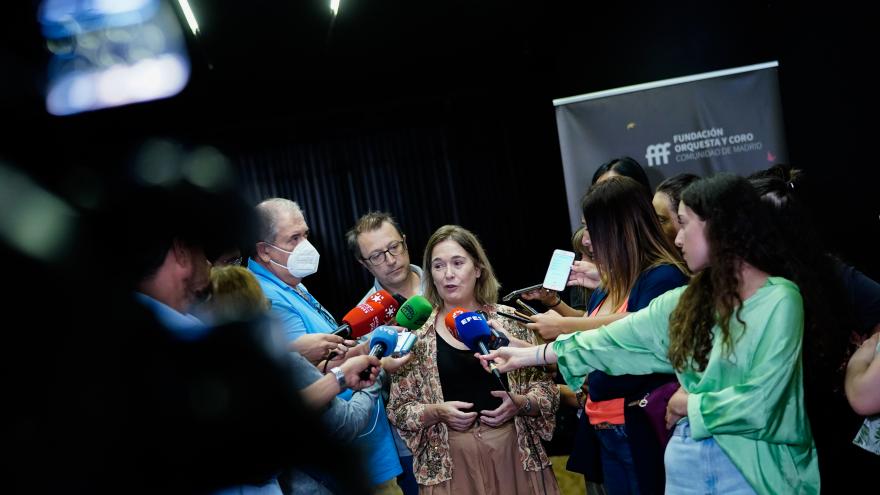 La consejera Marta Rivera atendiendo a los medios