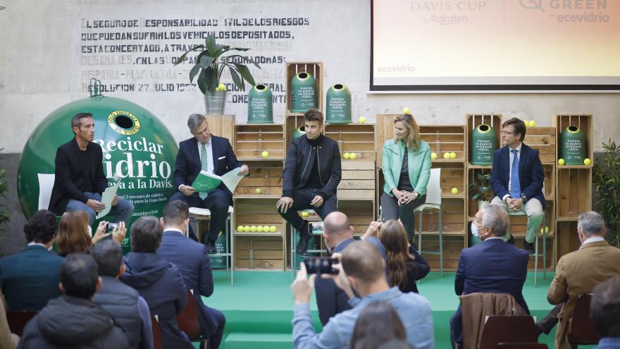Plano general de los principales representantes interviniendo en el acto