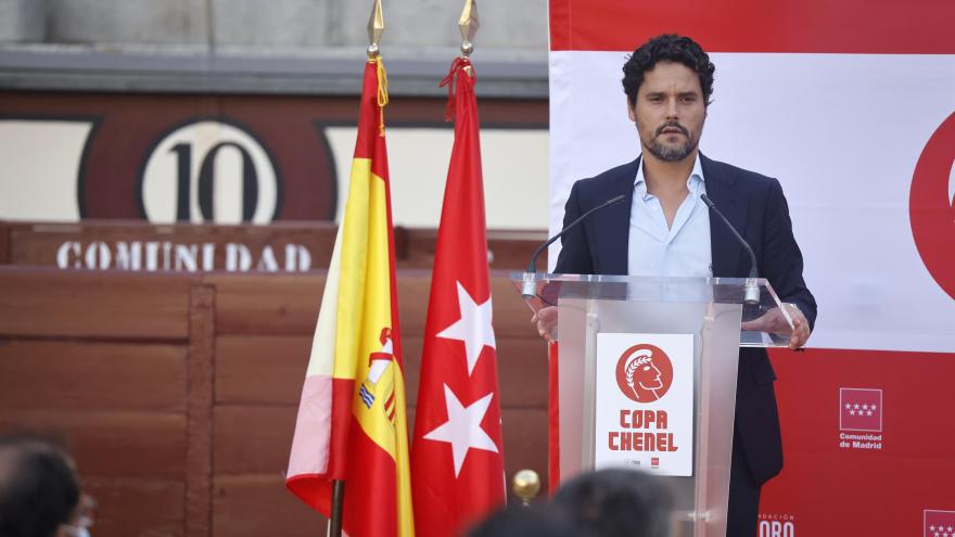 Miguel Abellán interviniendo en un atril trasparente