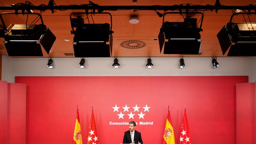 El consejero interviniendo en el atril durante la rueda de prensa