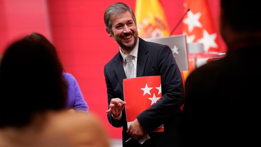 El consejero interviniendo en el atril durante la rueda de prensa