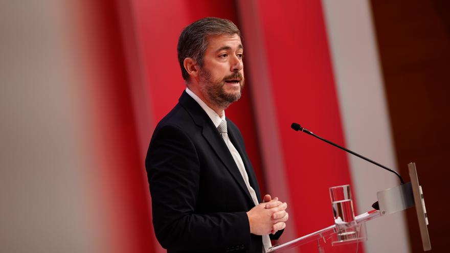 El consejero interviniendo en el atril durante la rueda de prensa
