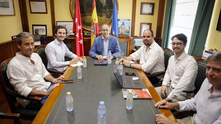 Miguel López-Valverde en un momento del encuentro con el alcalde de Aranjuez, Miguel Gómez Herrero