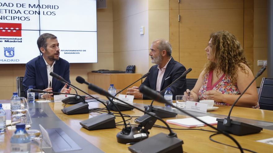 El consejero en la mesa de la reunión