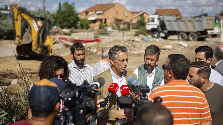 El consejero Carlos Novillo atendiendo a los medios