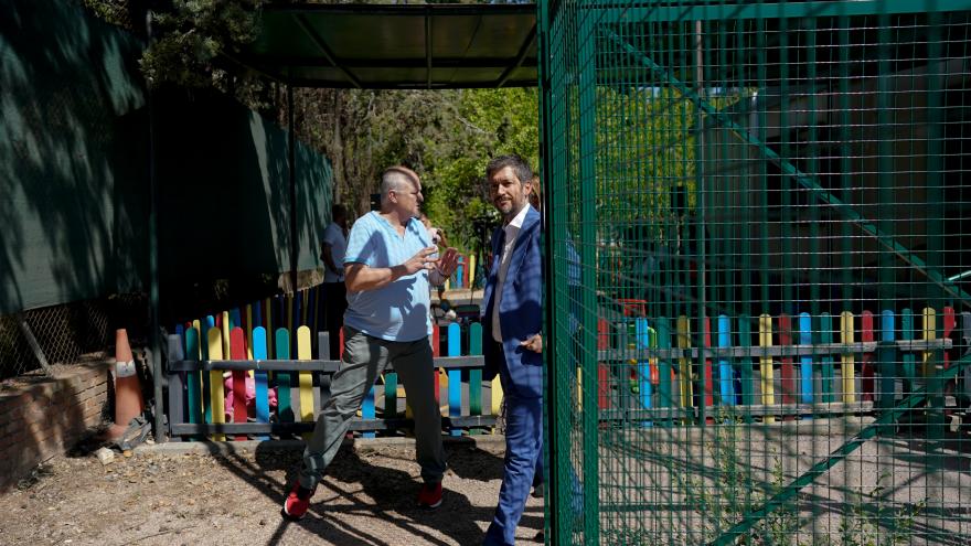 El consejero recorriendo el centro y hablando con el personal