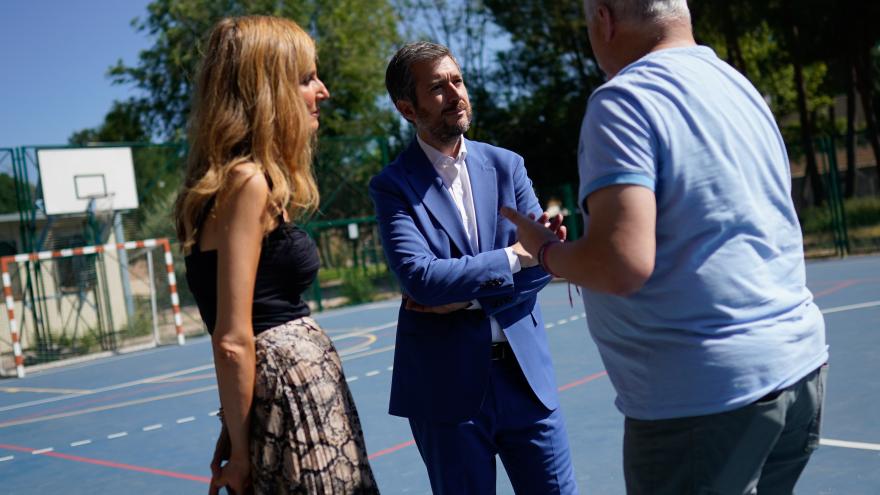 El consejero recorriendo el centro y hablando con el personal