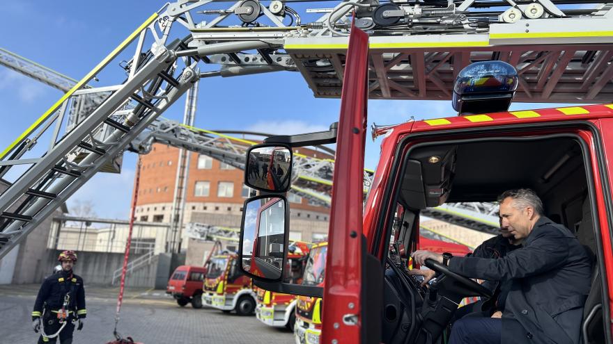 El consejero en un camión de bomberos