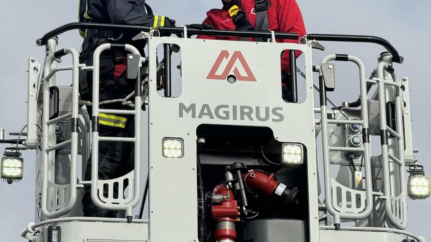 El consejero en un camión de bomberos