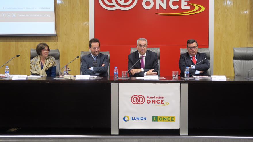 El consejero Carlos Izquierdo en la entrega de los premios al Reconocimiento de Parkinson.