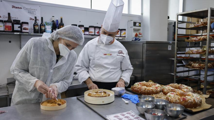 La consejera elaborando uno de los roscones de Reyes