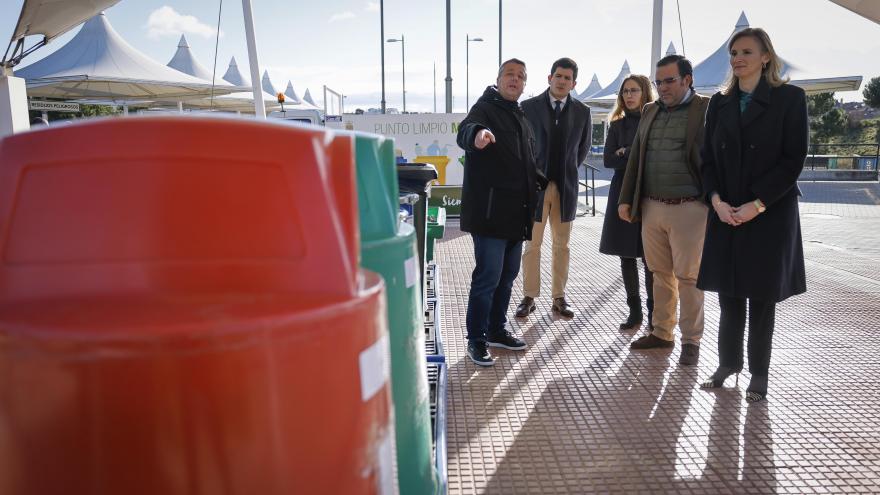 La consejera recorriendo las instalaciones junto a el alcalde