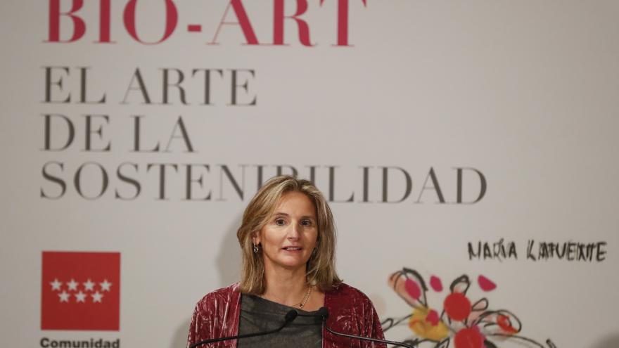 La consejera interviniendo en el atril del acto de presentación del proyecto