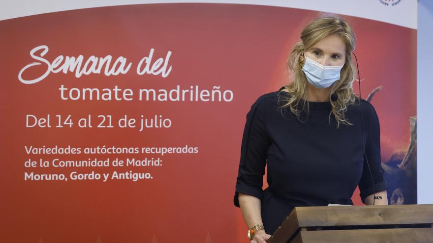Paloma Martín hablando desde un atril