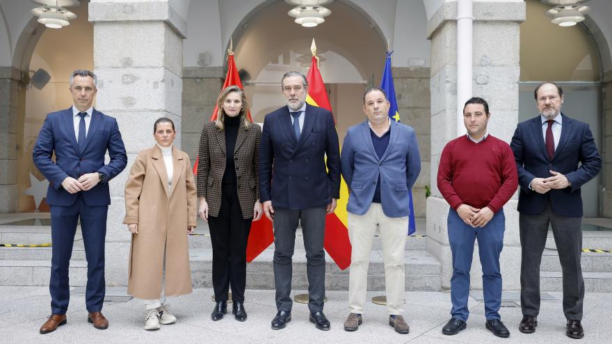 Los consejeros posando junto a los representantes 