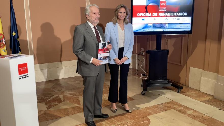 La consejera Paloma Martín junto a los representantes del proyecto