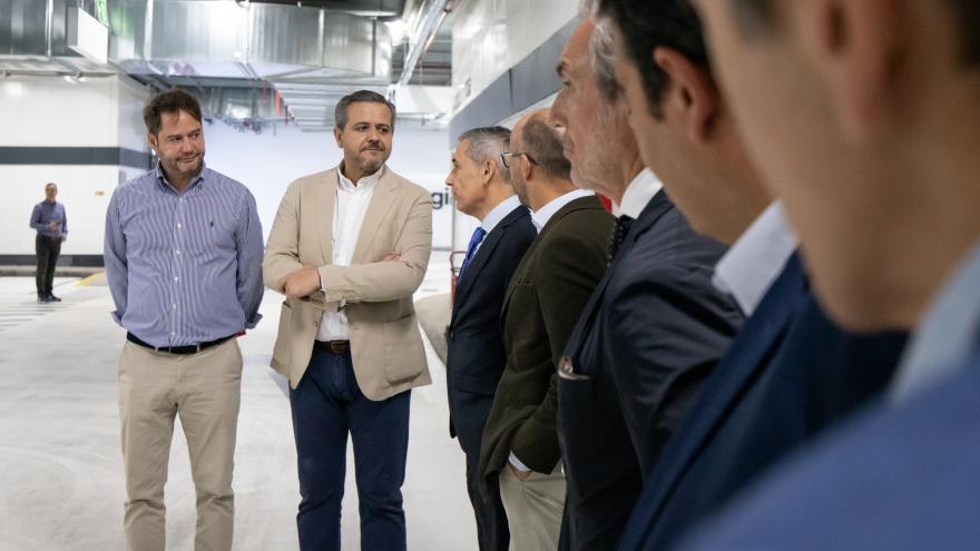 El consejero Jorge Rodrigo en las nuevas zonas del aparcamiento de la estación de Metro Nuevos Ministerios