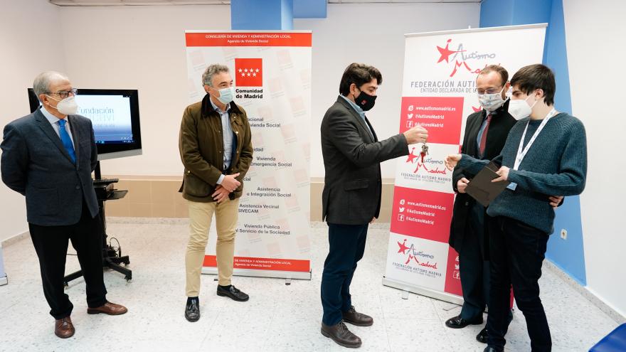 PÉREZ  VISITA DOS LOCALES COMERCIALES DE LA AGENCIA DE VIVIENDA SOCIAL (AVS) CEDIDOS A LA  FUNDACIÓN AUCAVI 