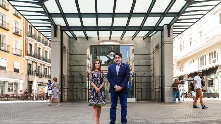 La Comunidad de Madrid extenderá los tornos y las máquinas billeteras de última generación de Gran Vía a otras 137 estaciones de Metro David Pérez y Silvia Roldán en la entrada de la estación de Metro de Gran Vía, templete de Antonio Palacios