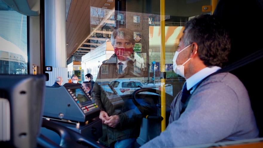 El consejero de Transportes ha agradecido a los profesionales de la red de autobuses su labor frente al temporal