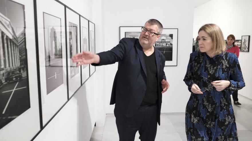 Marta Rivera durante la visita a la exposición