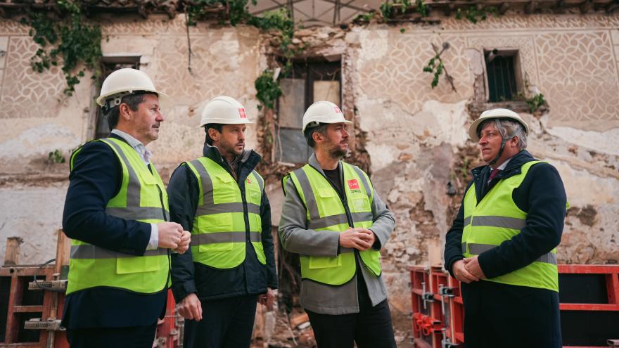 Miguel Ángel García Martín y Mariano de Paco Serrano durante su visita a las obras de remodelación del museo Picasso en Buitrago del Lozoya