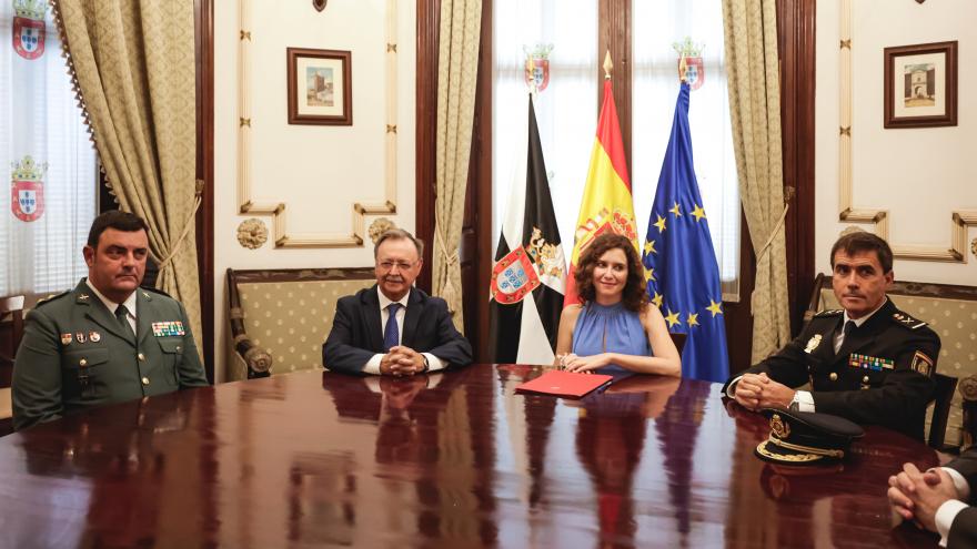 Isabel Díaz Ayuso junto a mandos de la policia nacional y guardia civil, acompañada de Juan Jesús Vivas