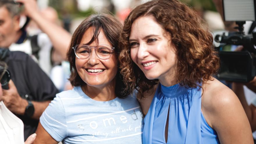 Isabel Díaz Ayuso junto a ciudadana