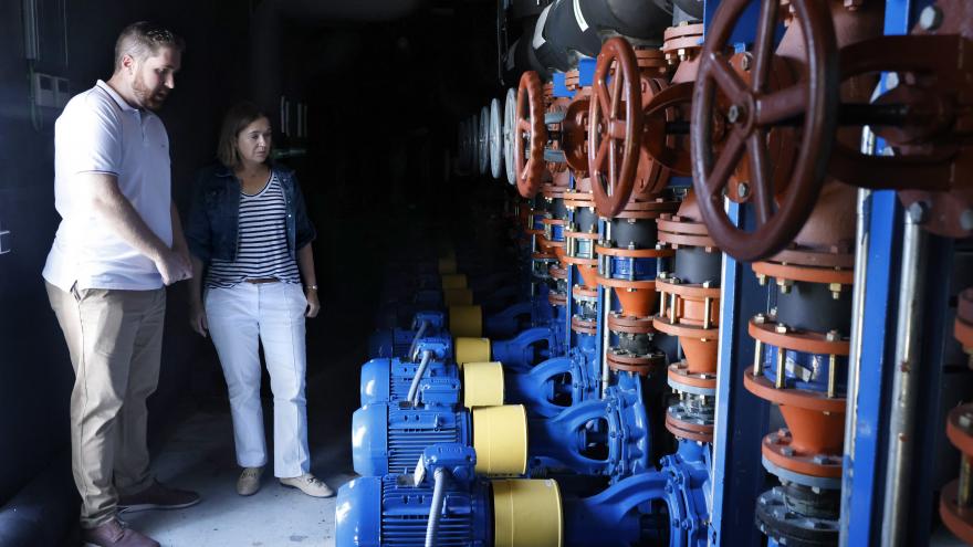Marta Rivera de la Cruz observa el sistema de climatización del WiZink Center