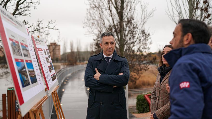 El consejero Carlos Novillo durante su visita al Parque Forestal de Valdebernardo