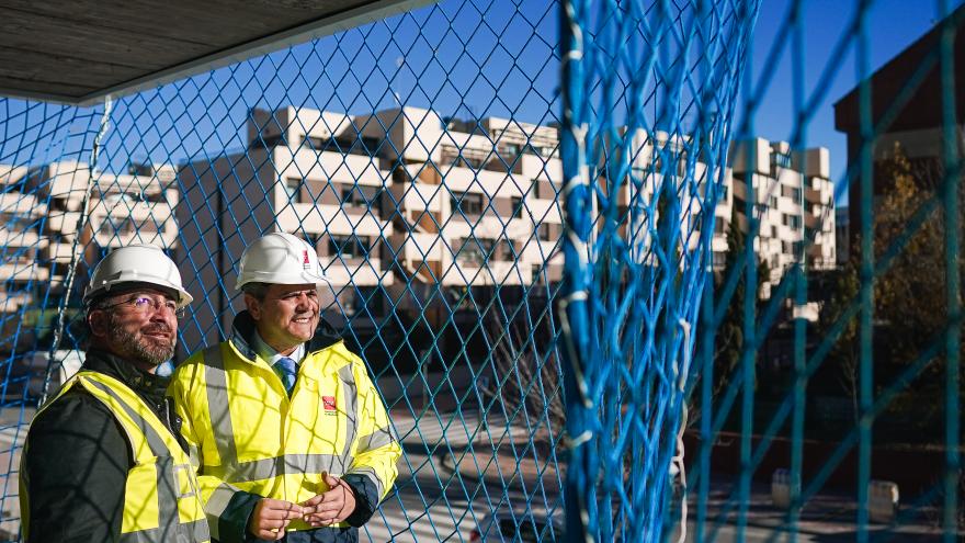 El consejero Jorge Rodrigo durante su visita a las obras del Plan Vive en Colmenar Viejo