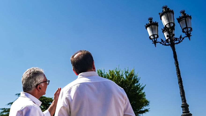 Carlos Izquierdo observa las nuevas luminarias led instaladas en Los Molinos