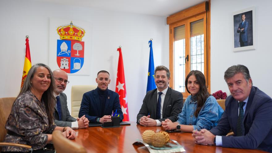 El consejero Mariano de Paco Serrano durante su visita 