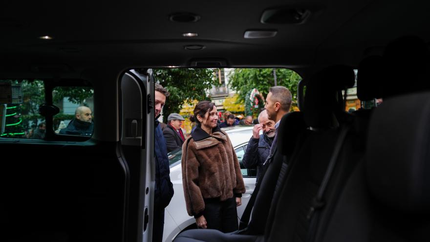 La presidenta Isabel Díaz Ayuso con los profesionales