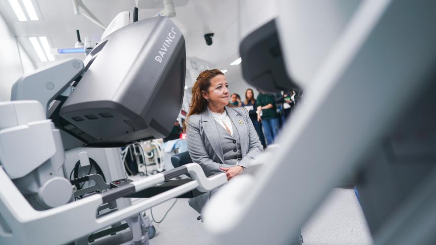 Fátima Matute durante su visita al Hospital Clínico San Carlos