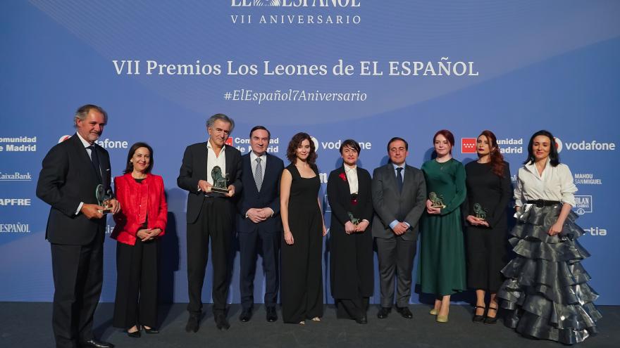 La presienta junto a algunos premiados