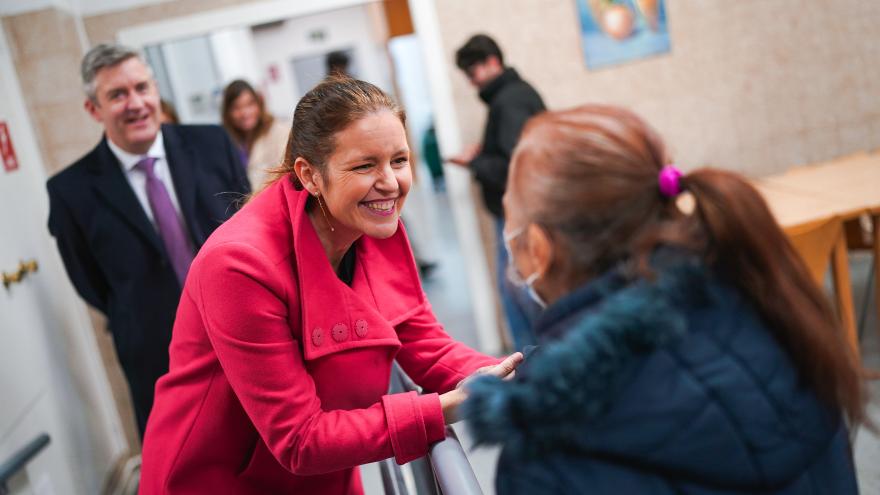 Ana Dávila visita uno de los comedores sociales