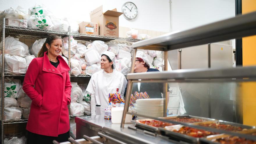 Ana Dávila visita uno de los comedores sociales