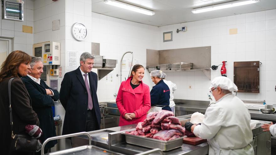 Ana Dávila visita uno de los comedores sociales