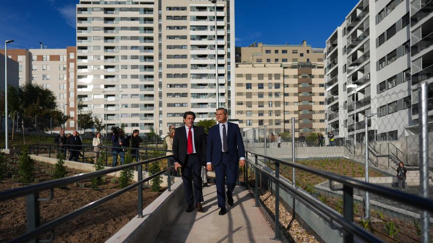 El consejero Jorge Rodrigo durante su visita en Valdebebas a las obras de 166 viviendas del Plan Vive