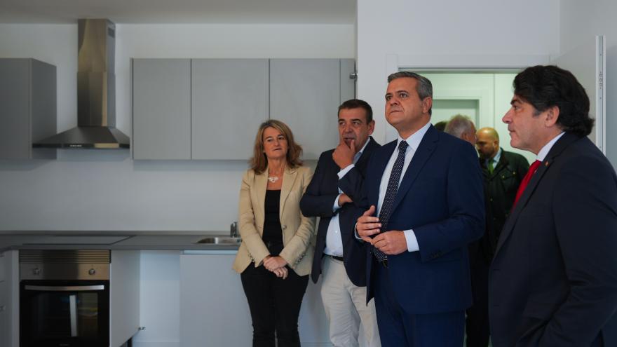 El consejero Jorge Rodrigo durante su visita en Valdebebas a las obras de 166 viviendas del Plan Vive