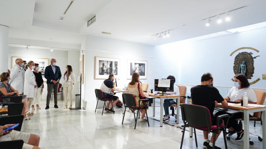 Enrique Ruiz Escudero visita el dispositivo de vacunación frente al COVID-19 del Colegio Oficial de Médicos de Madrid 