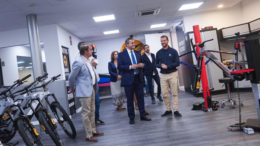 El consejero Jorge Rodrigo durante la visita a la exposición de vehículos eléctricos de la empresa Bewatt