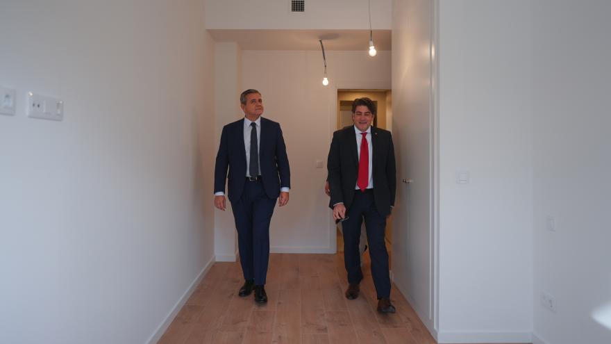 El consejero Jorge Rodrigo durante su visita en Valdebebas a las obras de 166 viviendas del Plan Vive