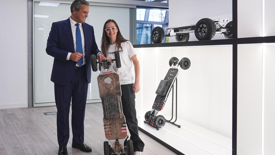 El consejero Jorge Rodrigo durante la visita a la exposición de vehículos eléctricos de la empresa Bewatt