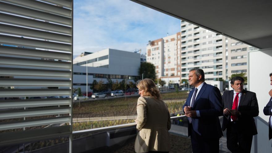 El consejero Jorge Rodrigo durante su visita en Valdebebas a las obras de 166 viviendas del Plan Vive