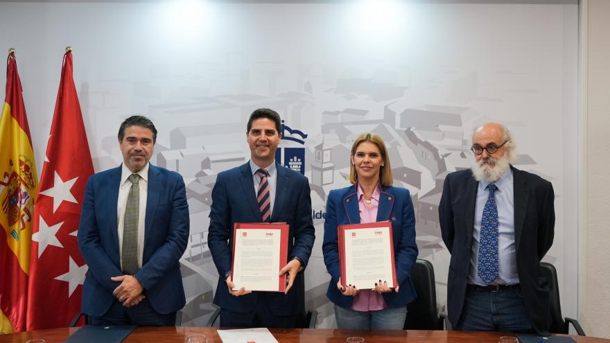 El consejero Emilio Viciana durante la firma del protocolo 