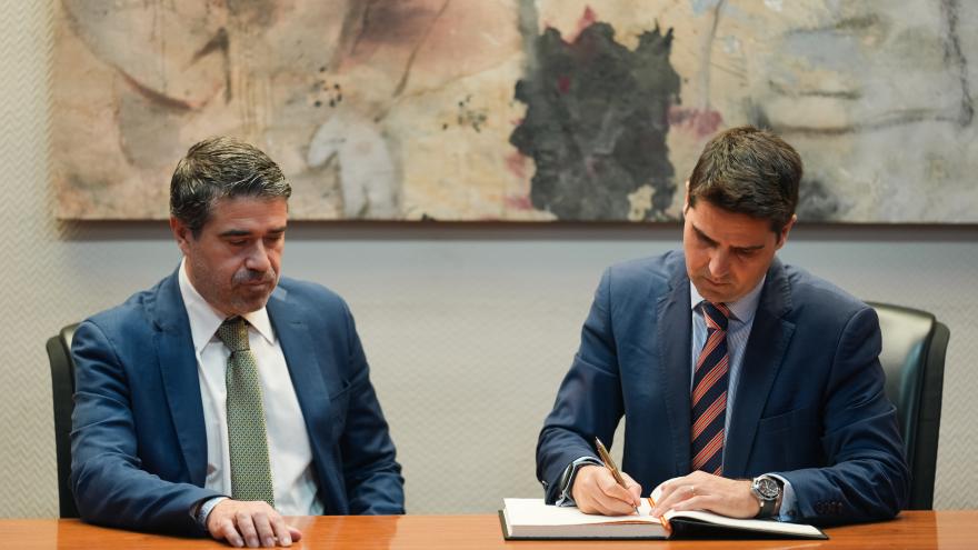 El consejero Emilio Viciana durante la firma del protocolo 