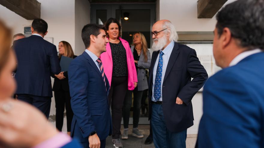 El consejero Emilio Viciana durante la firma del protocolo 