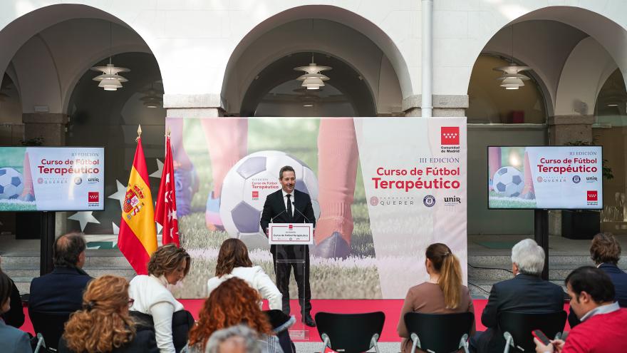 El consejero Mariano de Paco durante la firma de un convenio con las Fundaciones Querer y Atlético de Madrid